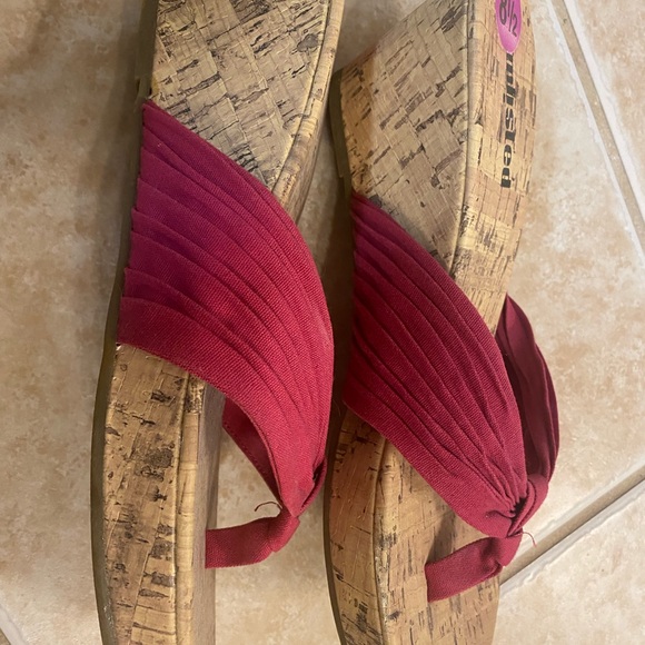 Hot pink Unlisted brand flip-flop style sandals, size 8 1/2 - Picture 4 of 6